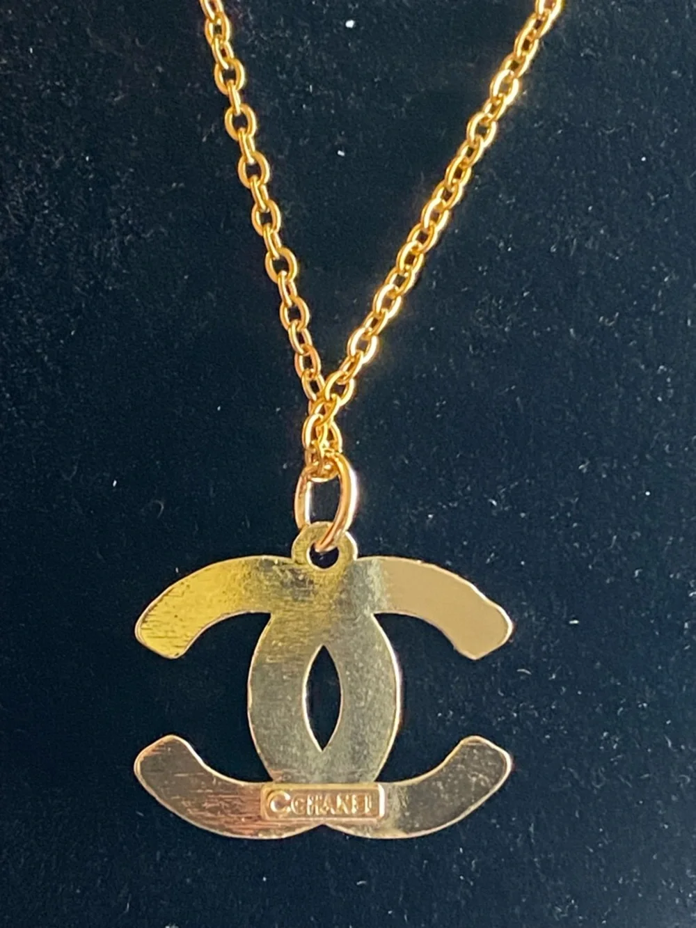 CHANEL Gold-Tone Necklace with unbranded Pendant - Picture 3 of 4